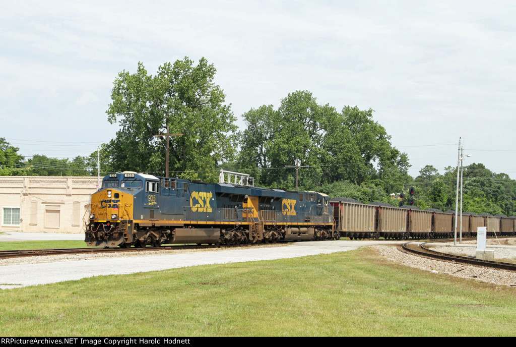 CSX 935 & 878 lead train U371-25 across Raleigh Street